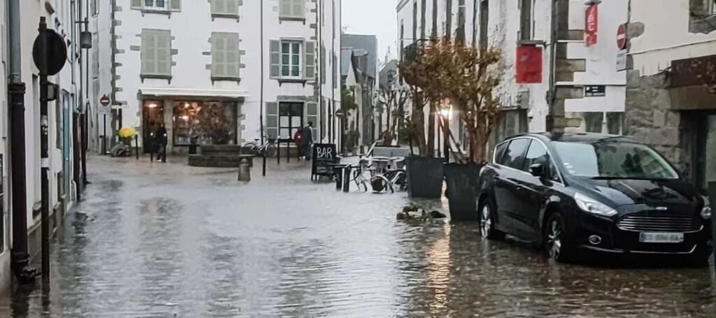 Une rue commerçante inondée, avec 10 cm d’eau