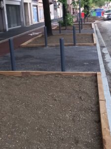 Chantier d’une zone d’infiltration autour d’arbres en ville.